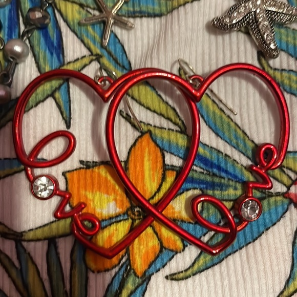 Beach jewlery and heart earrings and hello kitty bracelate and more - Picture 3 of 4